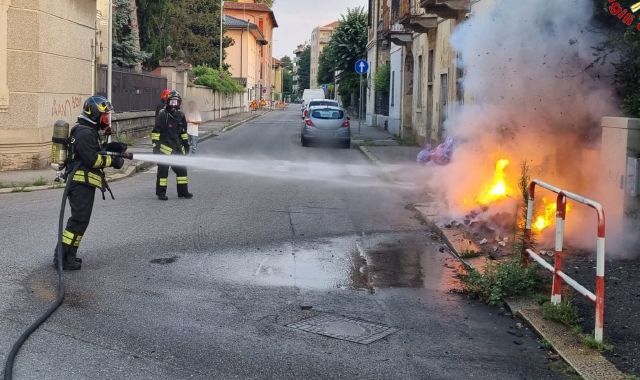 Busto, fiamme vicino ai contatori della corrente
