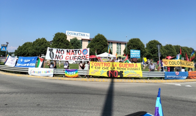 «No Nato, no guerre»: protesta davanti alla caserma di Solbiate Olona