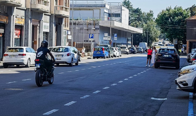 In alto via Crispi, riasfaltata da via Morandi all’oratorio di Masnago. Sopra via Milano, dove il cantiere dovrebbe essere aperto oggi