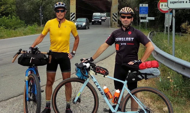 I due amici con le rispettive biciclette