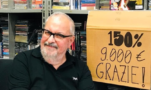 Paolo Carù in una immagine felice nel suo negozio di Gallarate: è morto improvvisamente il 14 giugno a 77 anni