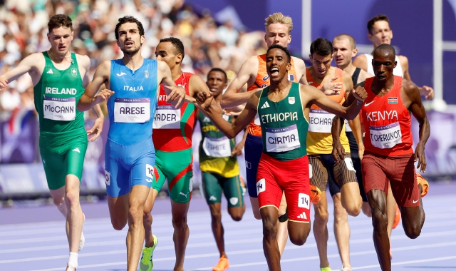 Pietro Arese all’arrivo della sua batteria dei 1500 allo Stade de France (foto Franck Robichon/EPA)