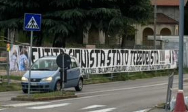 «Genocidio dei bambini palestinesi»: striscione dei Do.Ra. ad Azzate