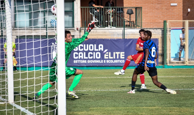 La prima rete messa a segno dalla Varesina (foto Blitz)