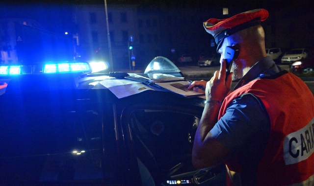 Laveno, si barrica in casa col coltello: preso