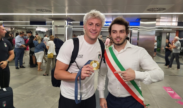 Nicolò Martinenghi a Linate accolto dal vice sindaco di Azzate, Giacomo Tamborini