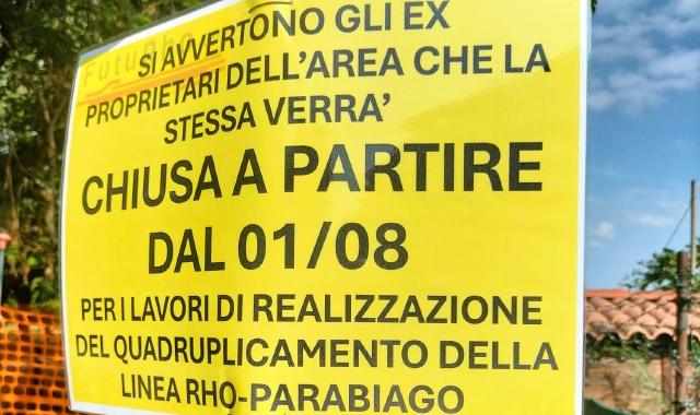Uno dei cartelli gialli comparsi a Parabiago
