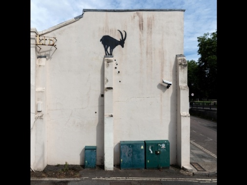 Una capra sul muro di Londra, il nuovo graffio di Banksy