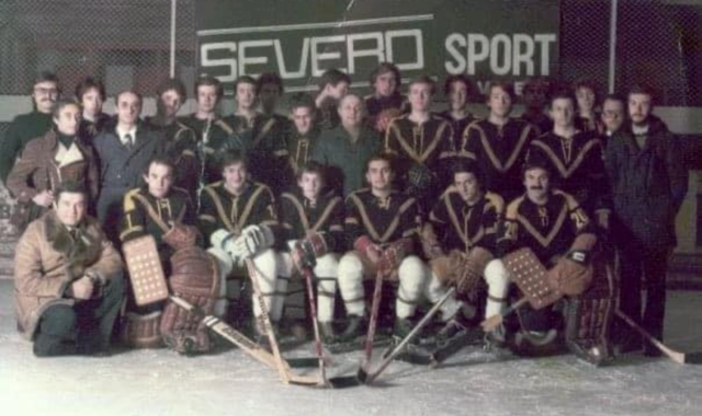 La prima squadra cittadina di hockey sul ghiaccio di Varese con il presidente Mengoni