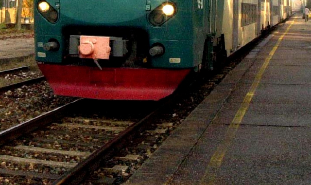 Anziano sotto il treno, tragedia a Cavaria