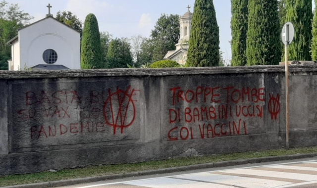 Le scritte sul muro del cimitero