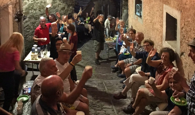 L’arrivo di numerosi turisti ha ridato vita a Monteviasco (foto Redazione)