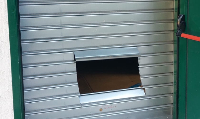 Il buco nella saracinesca
