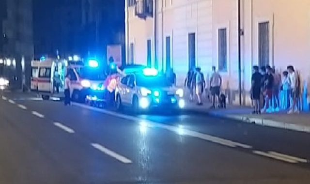 I soccorritori sul luogo dell’incidente avvenuto in via Sacco, all’altezza delle strisce pedonali vicino all’incrocio, venerdì sera
