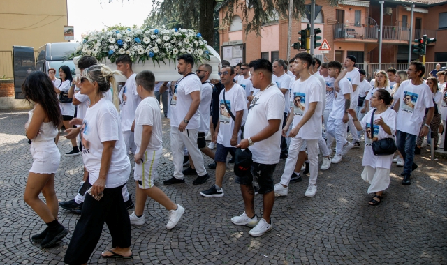 Il corteo che ha accompagnato il feretro in chiesa (foto Spf/Ansa)