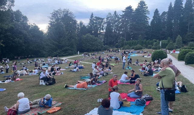 L’affollamento a Villa Toeplitz già prima del tramonto (Foto Blitz)
