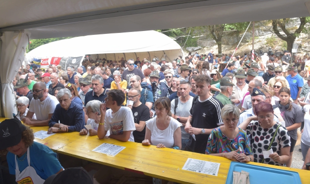 Ferragosto con gli Alpini, in migliaia al Campo dei Fiori (foto Puricelli, Blitz)