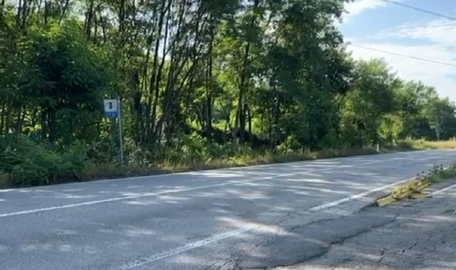 Il tratto di strada a Gazzada dove è avvenuto l’incidente con la moto finita a terra (foto Blitz)