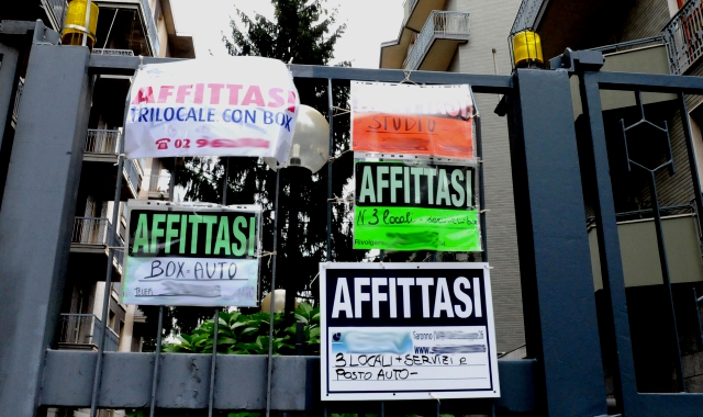 Il business delle case in affitto è fiorente nelle città del sud della provincia di Varese servite da stazioni ferroviarie che permettono accesso a Milano (Archivio)