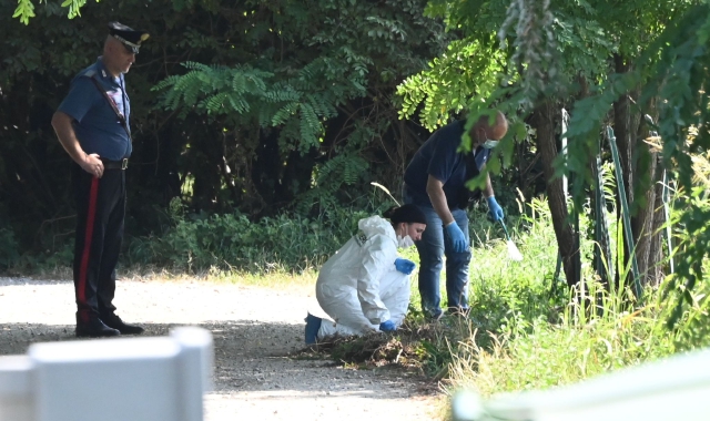 Il sopralluogo, oggi, martedì 20 agosto, degli inquirenti a Cairate (foto Domenico Ghiotto/BLITZ)