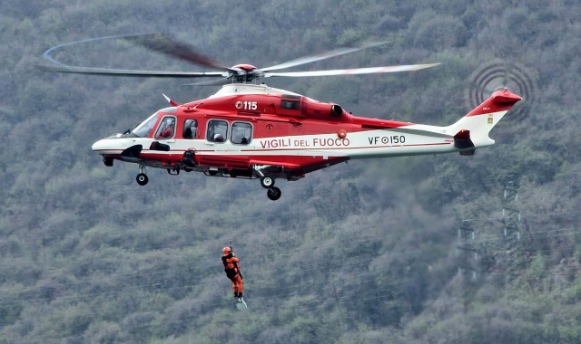 Uno degli elicotteri Drago dei vigili del fuoco