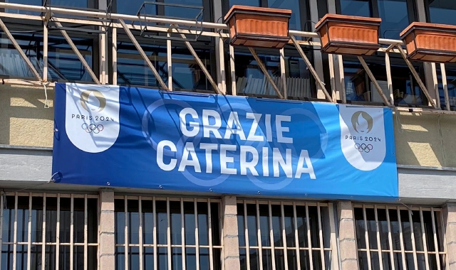 Lo striscione esposto ad Albizzate il giorno della vittoria olimpica (foto Blitz)