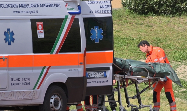 Donna azzannata da due cani a Sangiano