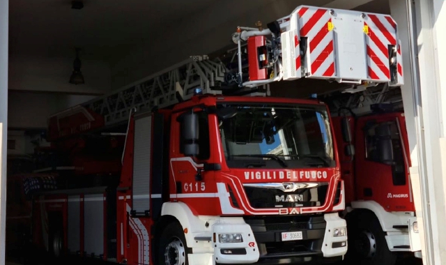 Chiuso fuori di casa, arrivano i pompieri da Novara