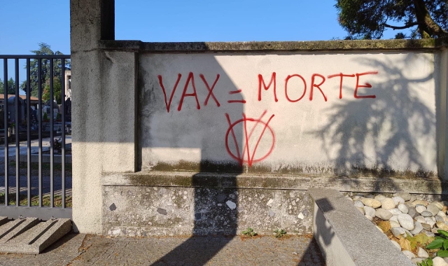 Le scritte comparse nottetempo sul muro del camposanto