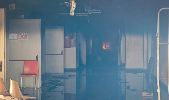 Un incendio è divampato la scorsa settimana nell’ospedale di Cuasso al Monte (foto Matteo Canevari - Blitz)