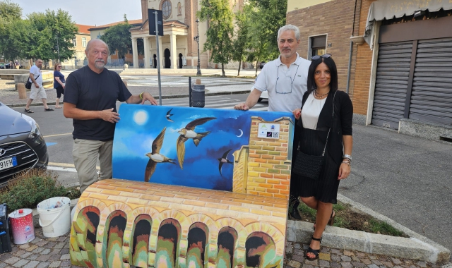 Vendramin ripulisce la panchina vandalizzata
