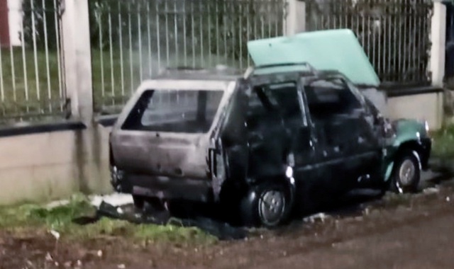 L’uomo ha cosparso l’auto di benzina e ha appiccato il fuoco (foto Archivio)