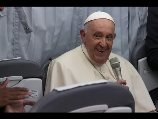 Il Papa è partito da Fiumicino per l'Indonesia