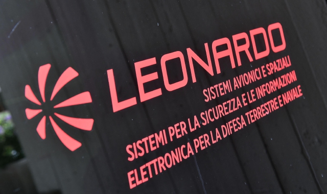 Borsa, maglia nera a Leonardo