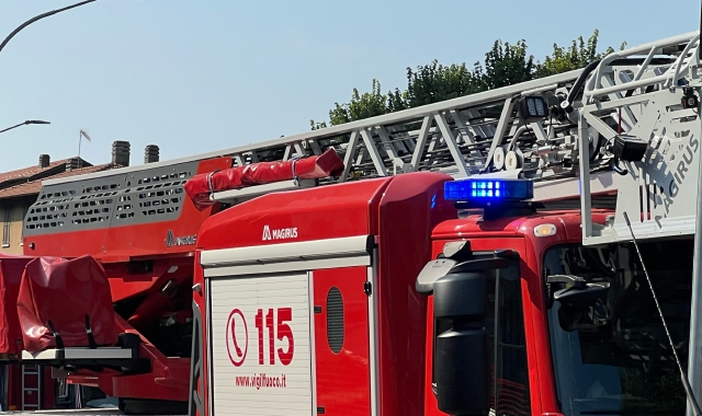 Il rogo è stato arginato dai vigili del fuoco (foto Archivio)