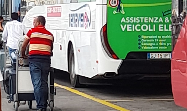 A destra e sopra il titolo, due carrellisti in azione domenica. In alto, il problema denunciato su queste colonne nel 2019