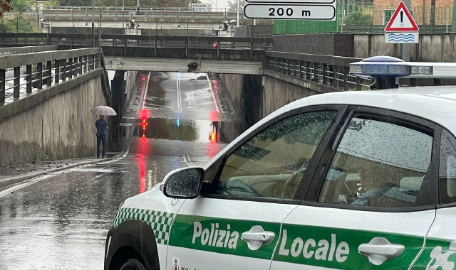 Il sottopasso chiuso in via Milano, a Saronno (foto Domenico Ghiotto)
