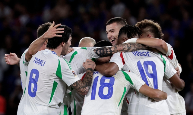 L’esultanza degli azzurri dopo il terzo gol (foto Stephane De Sakutin/AFP)