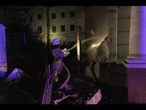 Droni russi su Kiev, detriti su un asilo e su palazzi