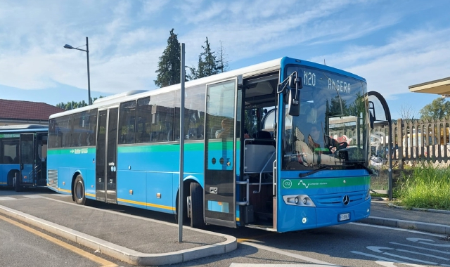Un bus delle linee extraurbane al capolinea di Varese