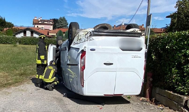 Brebbia, furgone si ribalta dopo l'incidente