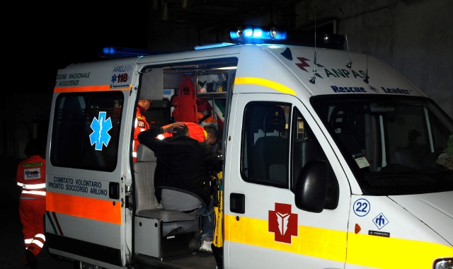L’uomo è stato soccorso da un’ambulanza (foto Archivio)