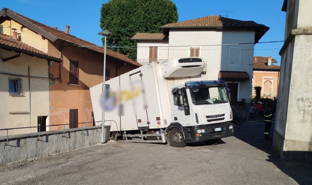 Il camion incastro in piazza Santissima Trinità