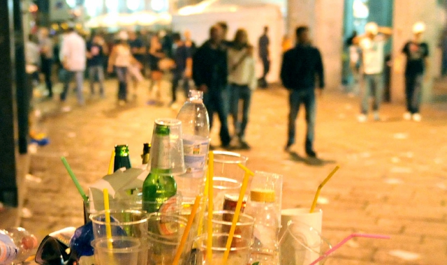 Movida e musica dopo mezzanotte: sei bar sanzionati ad Arona