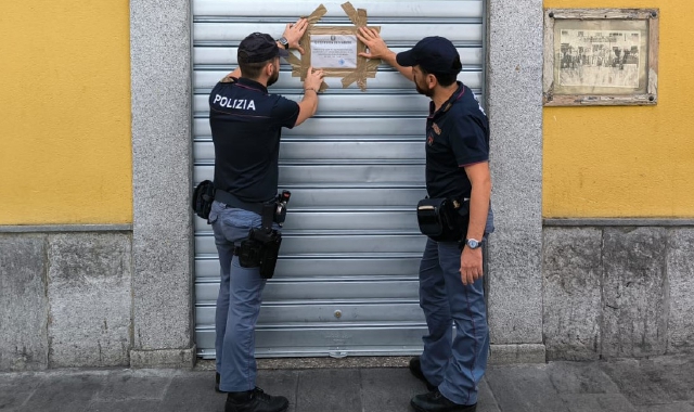 Gli agenti hanno notificato il provvedimento