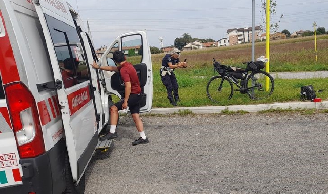 Il tour del cicloturista finisce contro un’auto