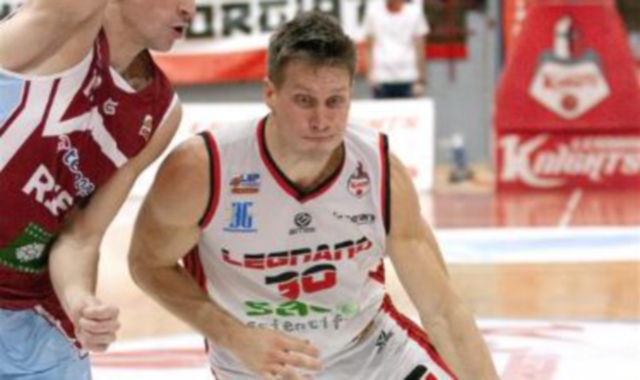 Nikolas Thomas Raivio con la canotta degli Knights