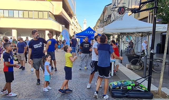 Una delle ultime edizioni di “Sport al centro” a Saronno (foto Blitz)