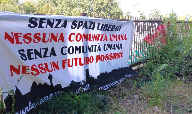 Striscioni sull’area dell’ex macello occupata dagli anarchici