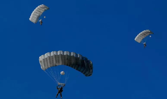 Paracadutista precipita alla Festa dello Sport: è grave